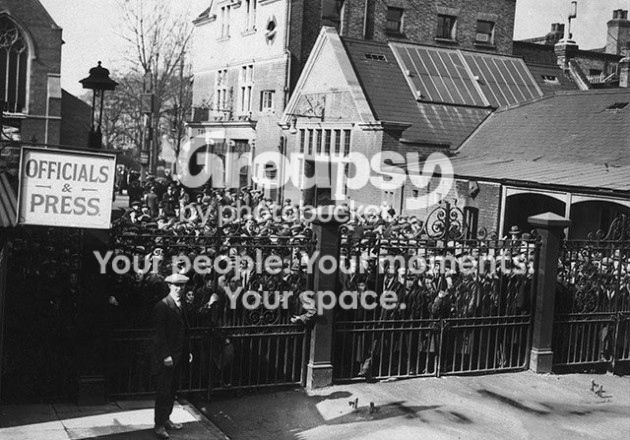 crowd%20quing_zpsdvwe3fth.jpg